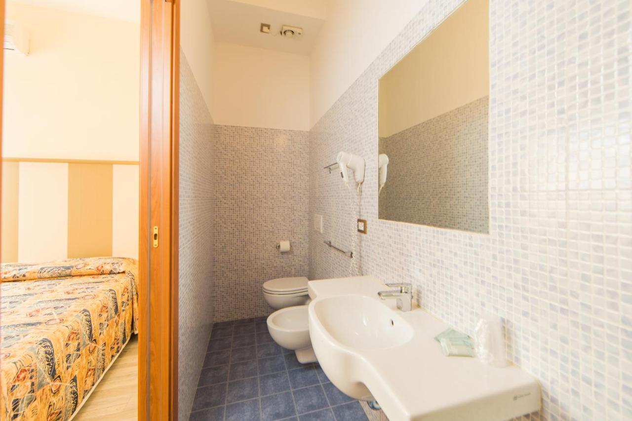 Hotel Trieste Чезенатіко Номер фото