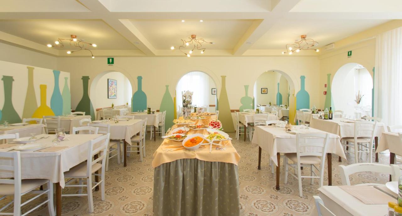 Hotel Trieste Чезенатіко Екстер'єр фото